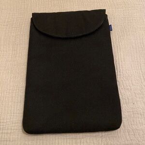 BAGGU BLACK POUCH .